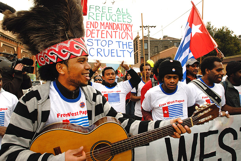 Paul Dunn - 79plrPapua Singers12007-06-17_13-22-06